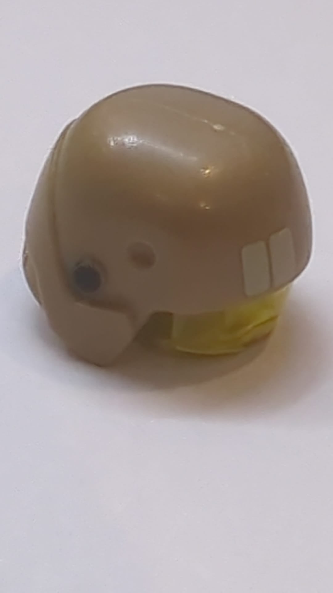 Kopfbedeckung Helm SW Resistance Trooper mit geformtem, transparent-gelbem Visier und bedrucktem Muster aus beigen Rechtecken und schwarzen Kreisen, dunkelbeige