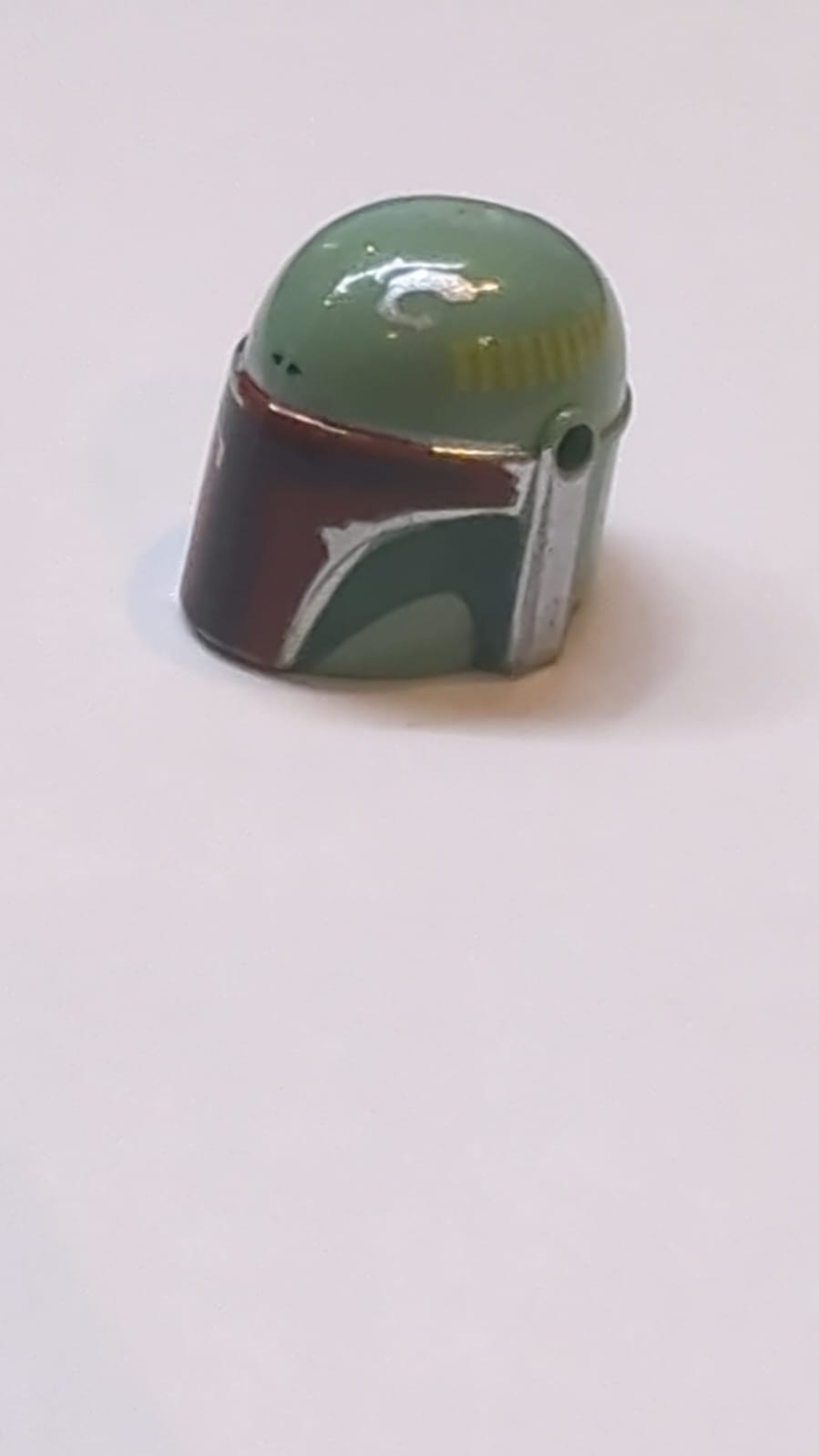 Kopfbedeckung Helm mit Löchern, SW Mandalorianer mit schwarzem und dunkelrotem Visier, dunkelgrüne Wangenvertiefungen und Kreis-Muster sandgrün