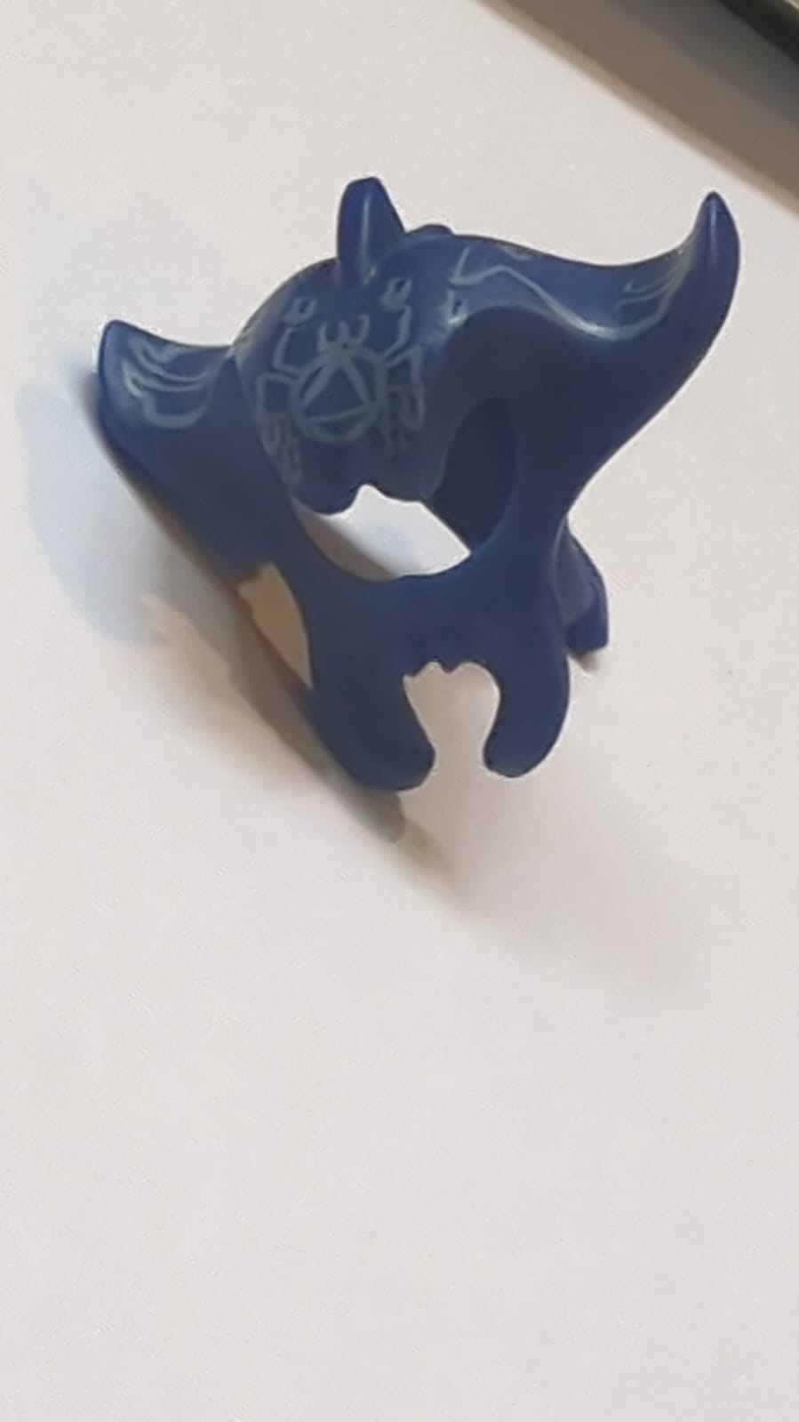 Kopfbedeckung, Mantarochen mit weißem Muster dunkelblau