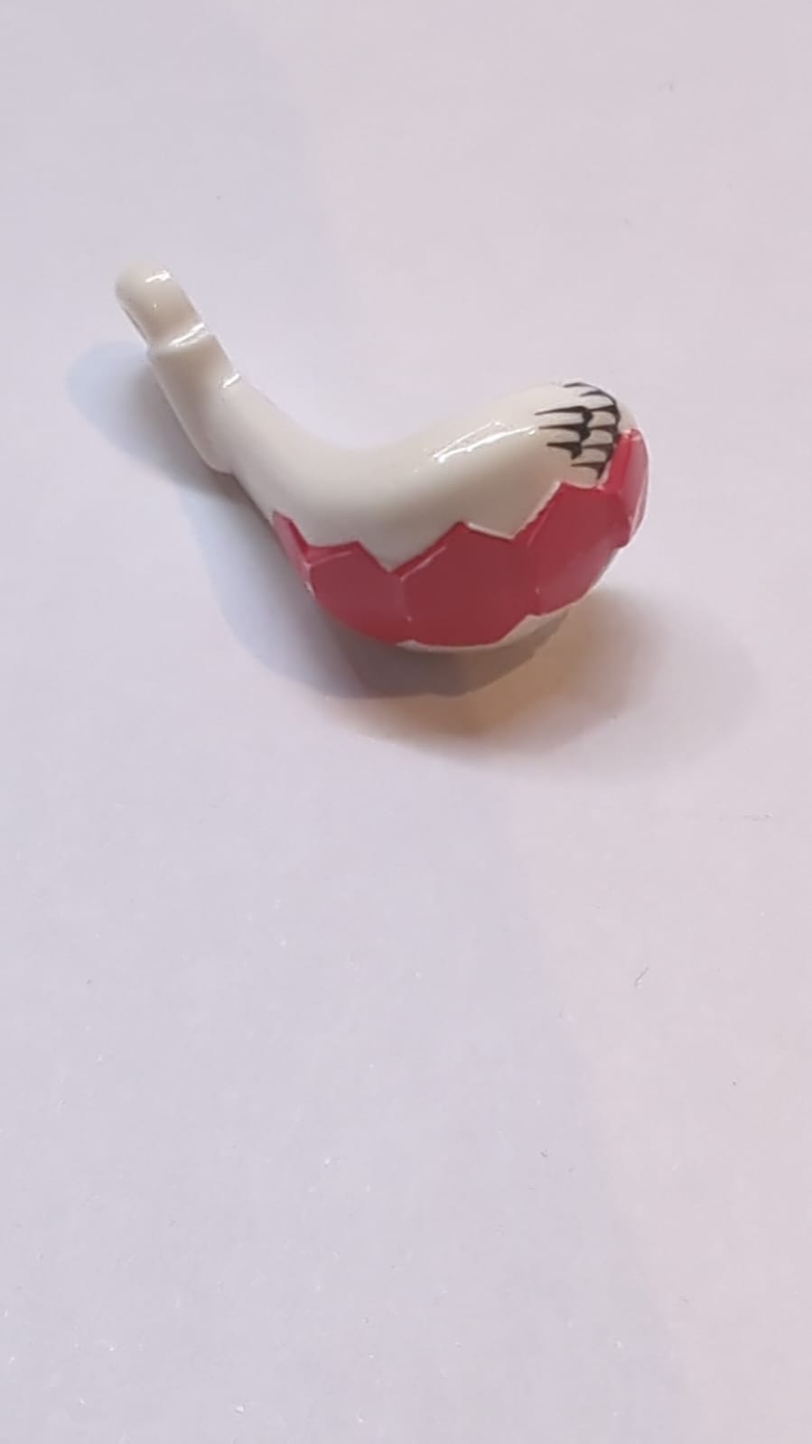 Kopfbedeckung Kapuze und Schwanz mit Muster aus roten und schwarzen Schuppen, weiß