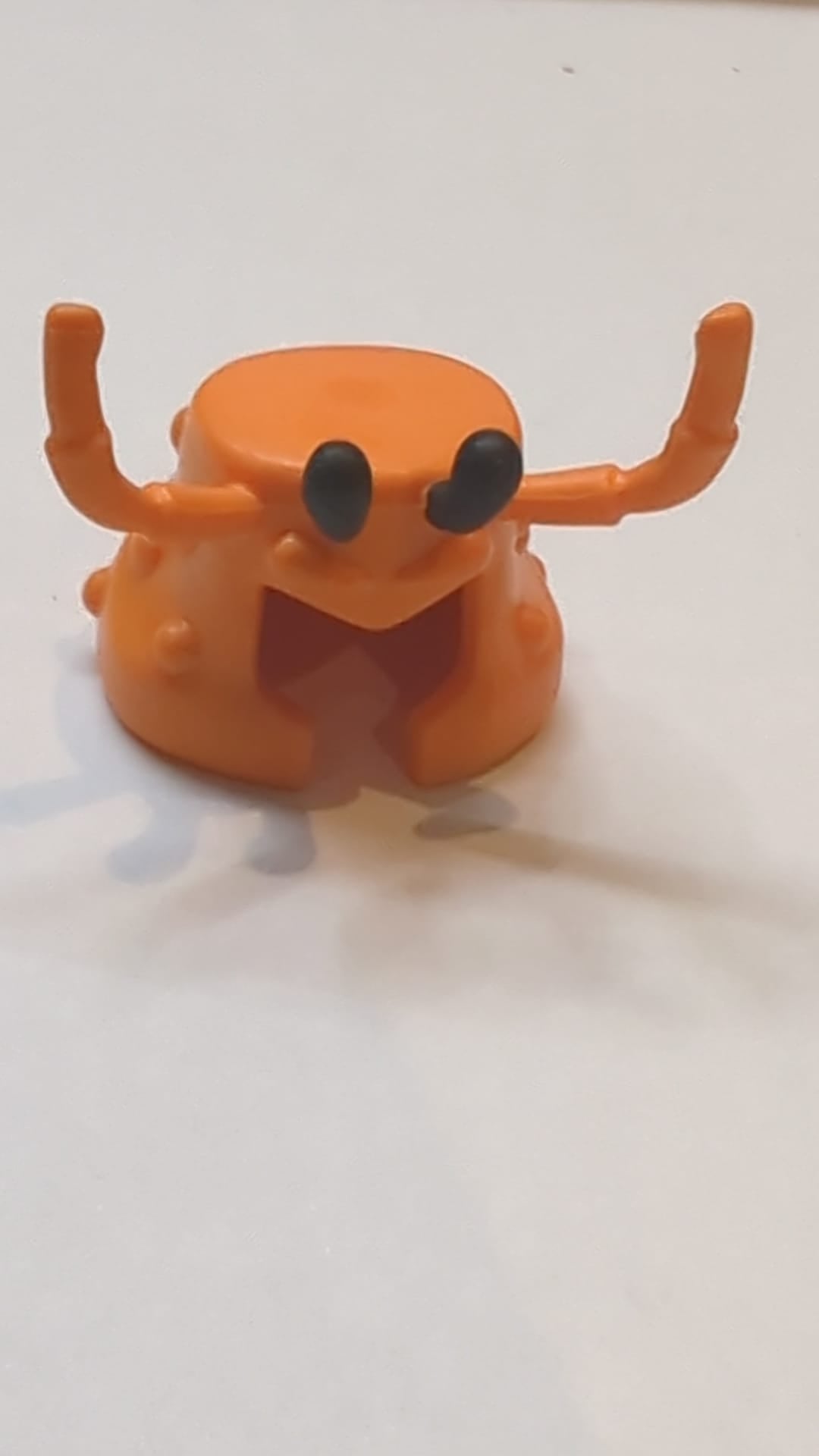 Kopfbedeckung Maske Hummerkopf mit langen Antennen und schwarzem hervortretendem Augenmuster