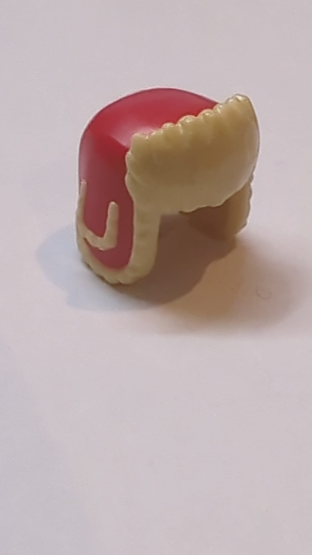 Kopfbedeckung Uschanka-Hut mit geformtem beigefarbenem Fellfuttermuster, rot