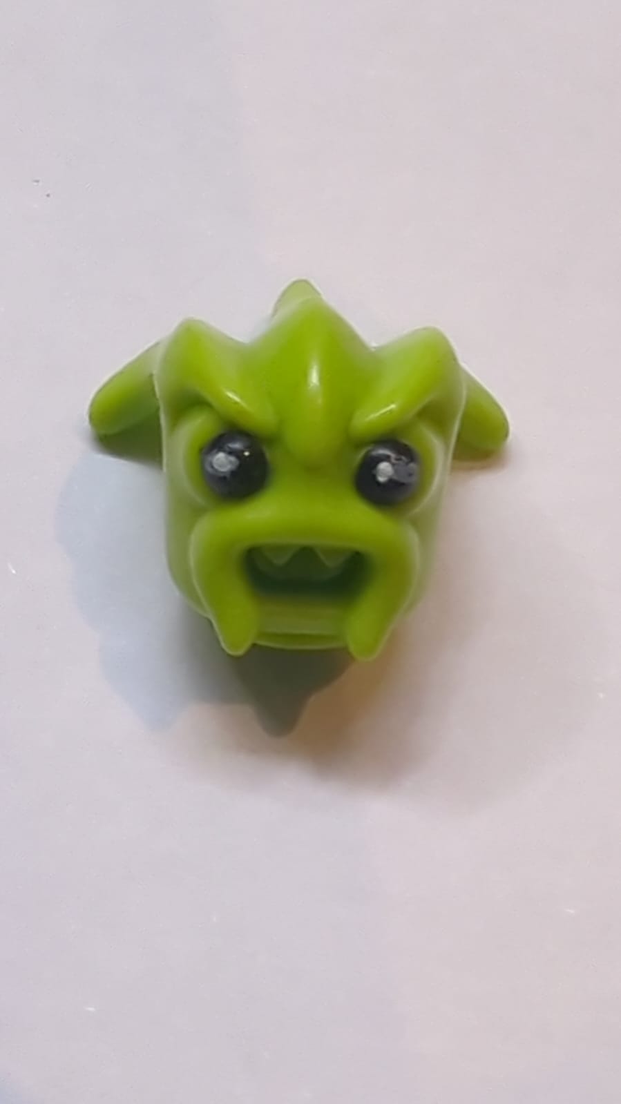 Kopf, Modifizierter Kranxx / Rench mit offenem Mund und schwarzem Augenmuster, lindgrün