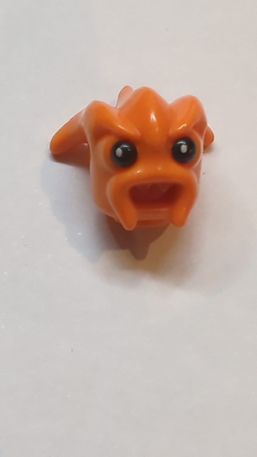 Kopf, Modifizierter Kranxx / Rench mit offenem Mund und schwarzem Augenmuster, orange