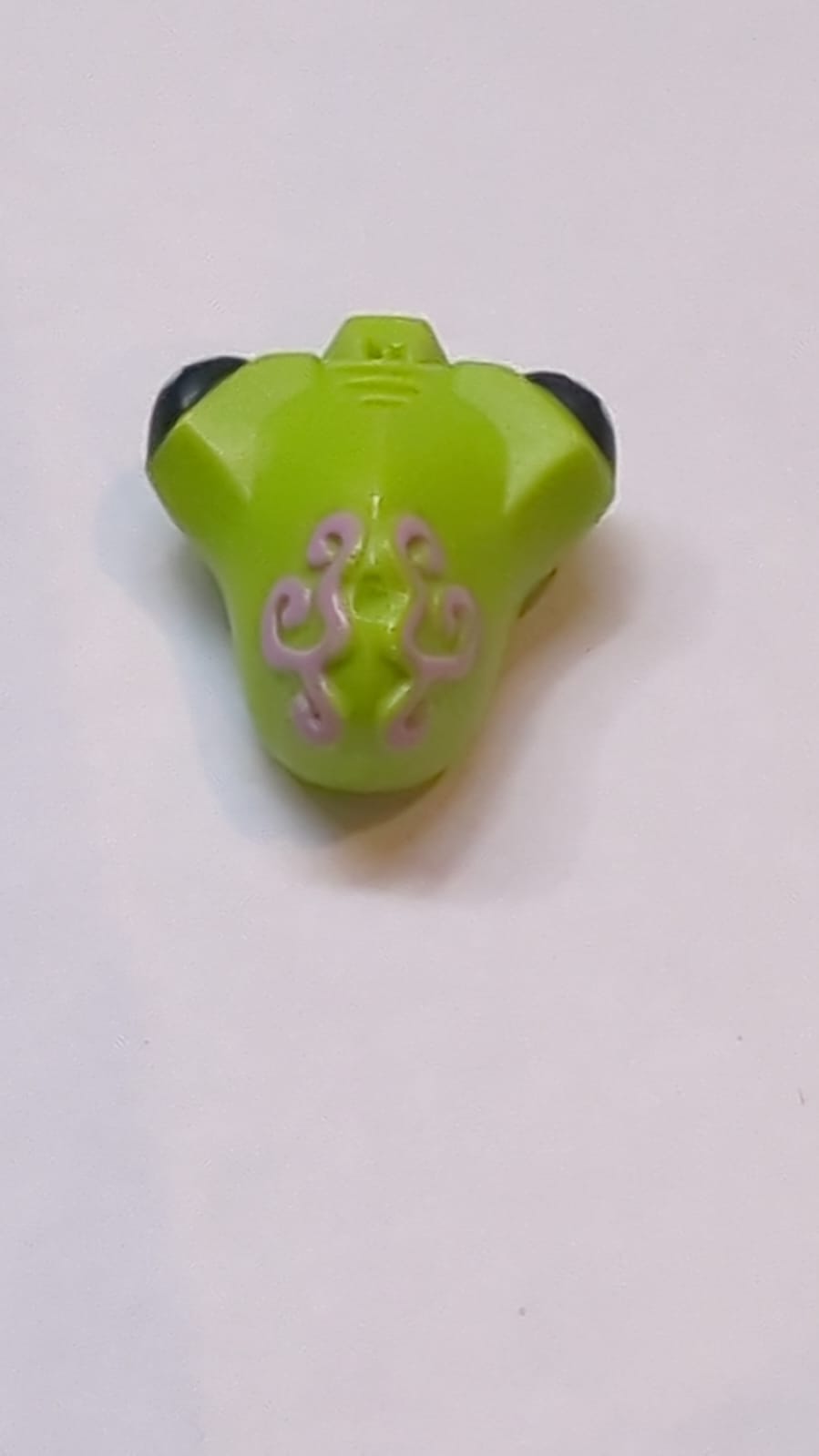 Kopf, veränderter Außerirdischer mit 2 Fangzähnen, schwarzen Augen und hellrosa Gehirngewebe-Muster lindgrün