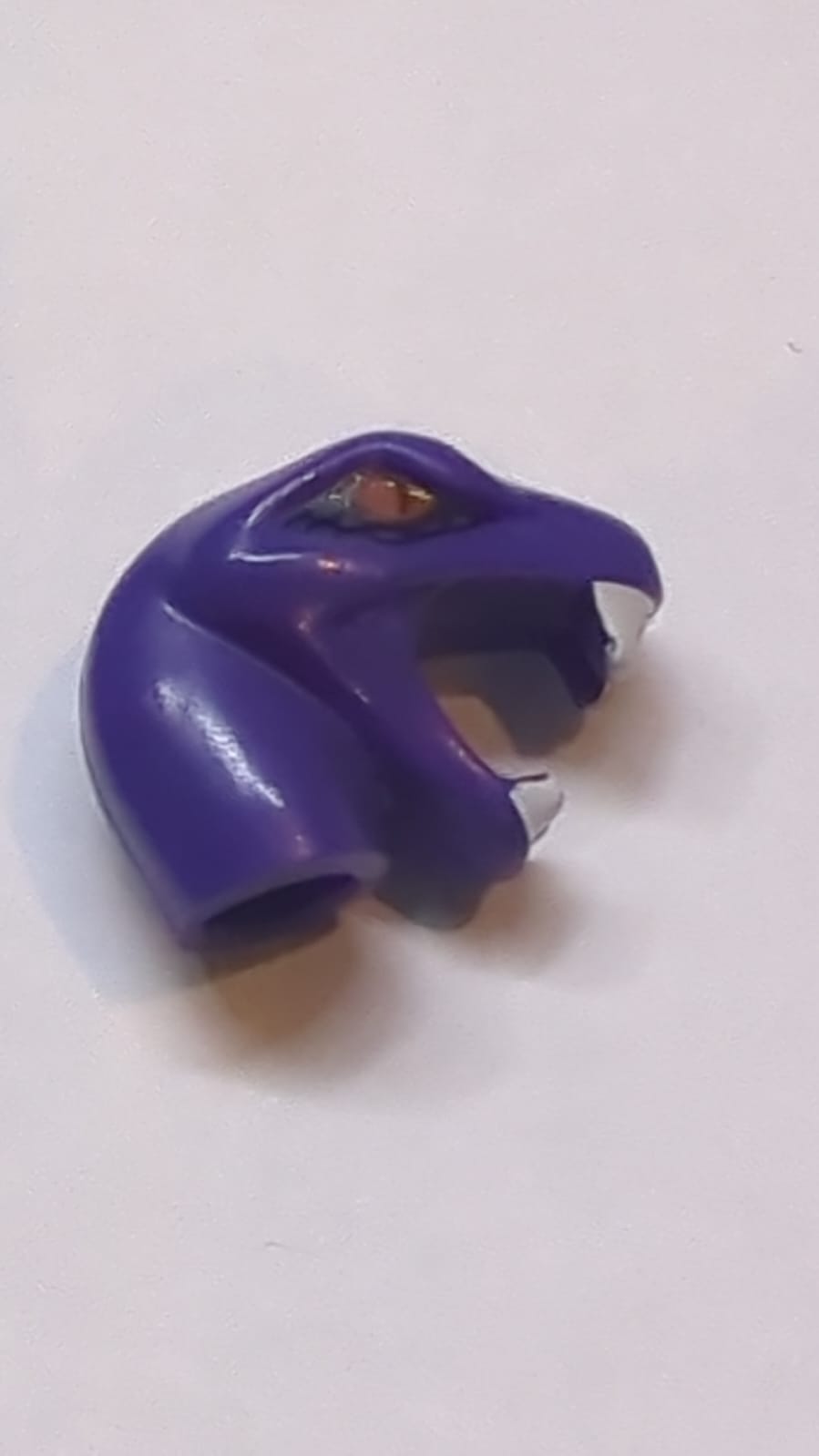 Kopf, Modifizierte Schlangen-Kurzhals mit offenem Mund, weißen Reißzähnen und rotem Augenmuster lila