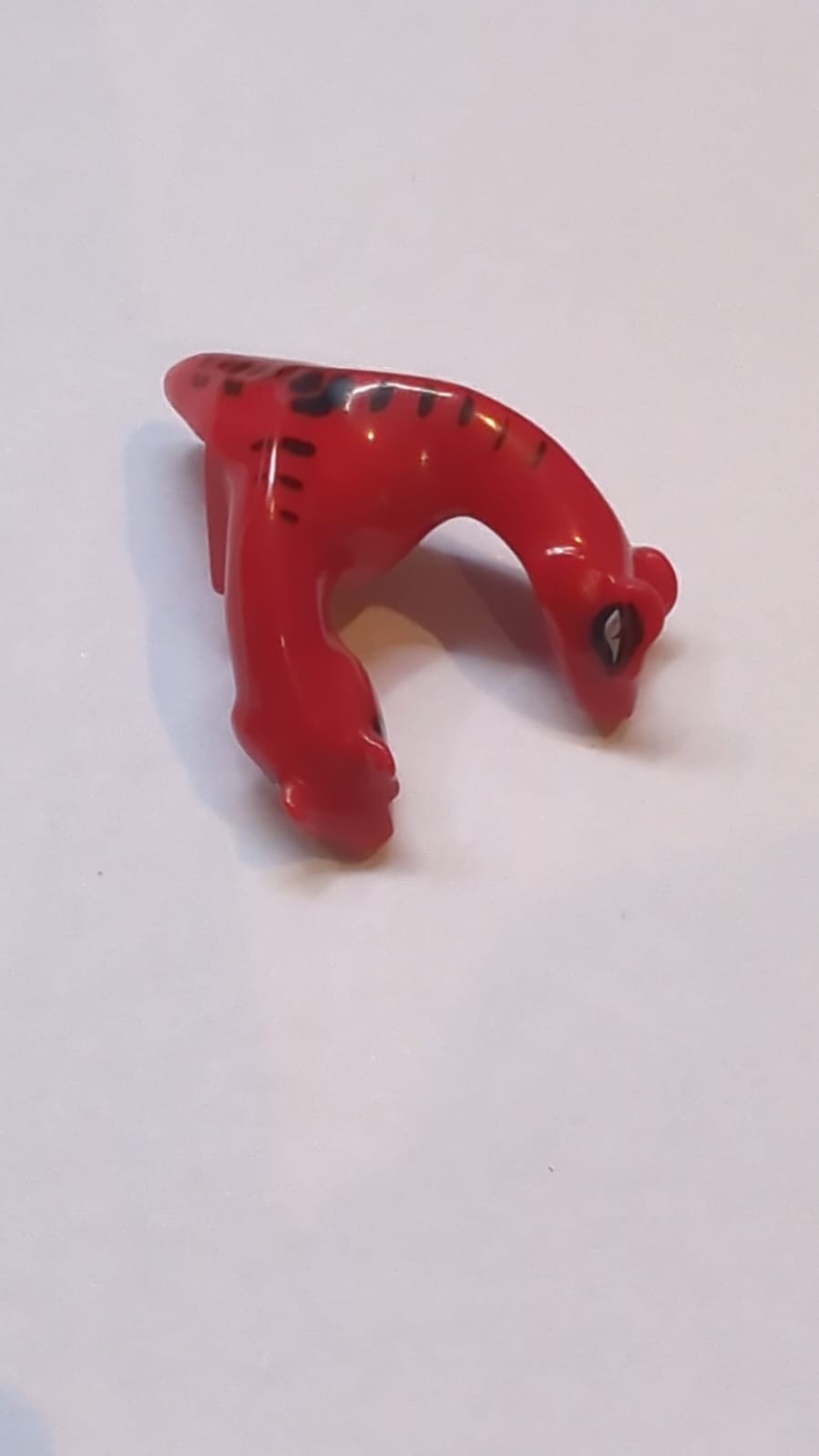 Kopf, modifizierte Schlange mit zwei Köpfen und schwarzem Schuppenmuster rot