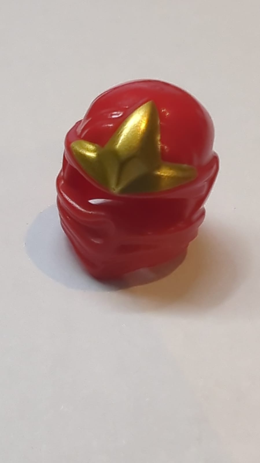 Kopfbedeckung Ninjago Wickeltyp 1 mit goldenem 3-Punkte-Emblem-Muster rot