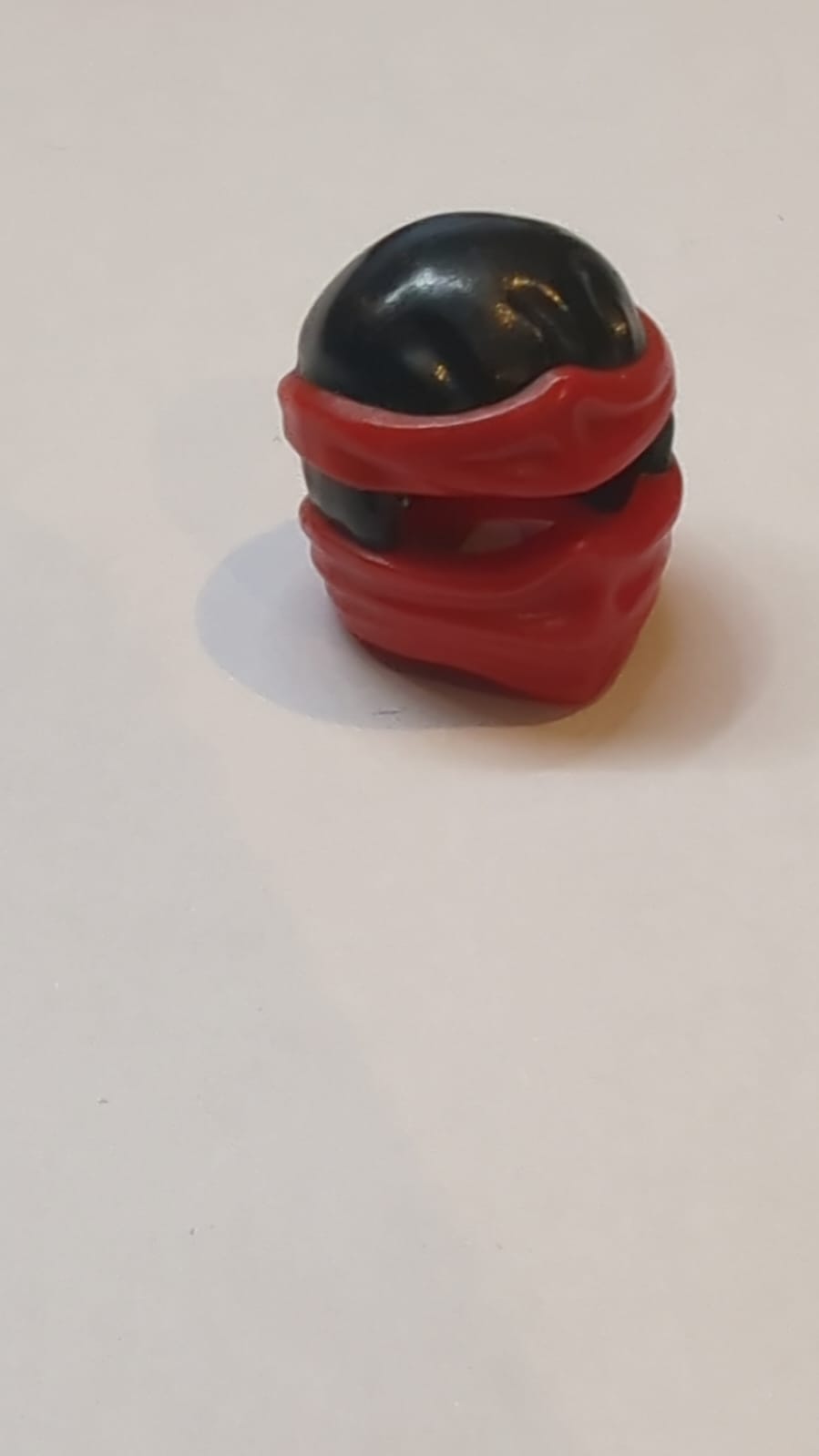 Minifigur, Kopfbedeckung Ninjago Wickeltyp 2 mit geformten roten Wickeln und Knotenmuster schwarz