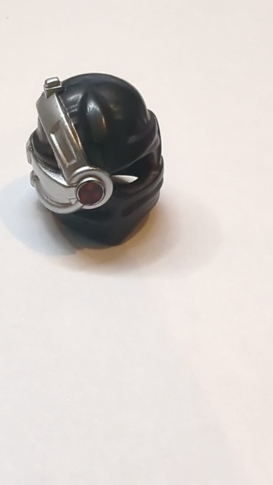 Kopfbedeckung Ninjago-Wickel mit silberner Cyborg-Augenklappe mit einem roten Punkt oben ohne silbernes Umrissmuster