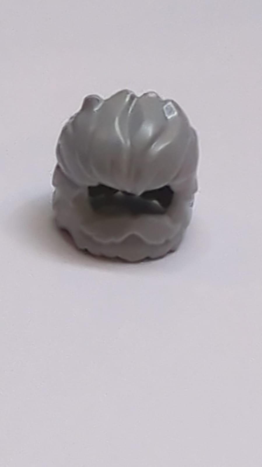 Minifigur Haare nach hinten gekämmt und wellig mit kurzem Bart neuhellgrau