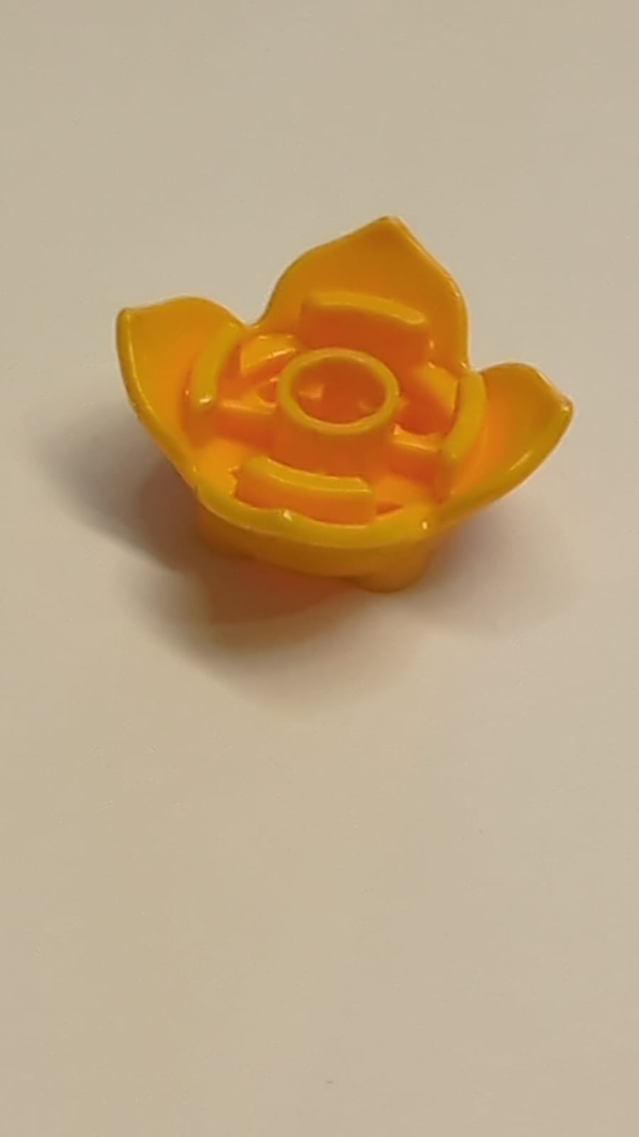 2x2 Blüte mit 4 Blütenblättern und Achsloch hellorange