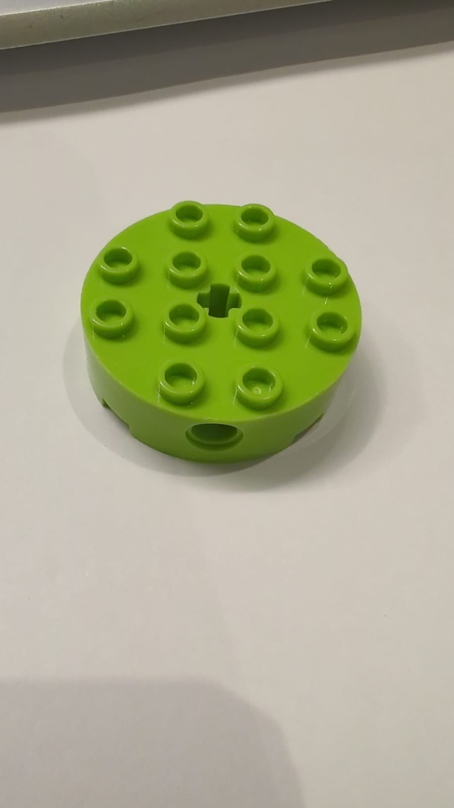 4x4 Technik Rundstein mit 4 Pinlöchern und Kreuzloch lindgrün