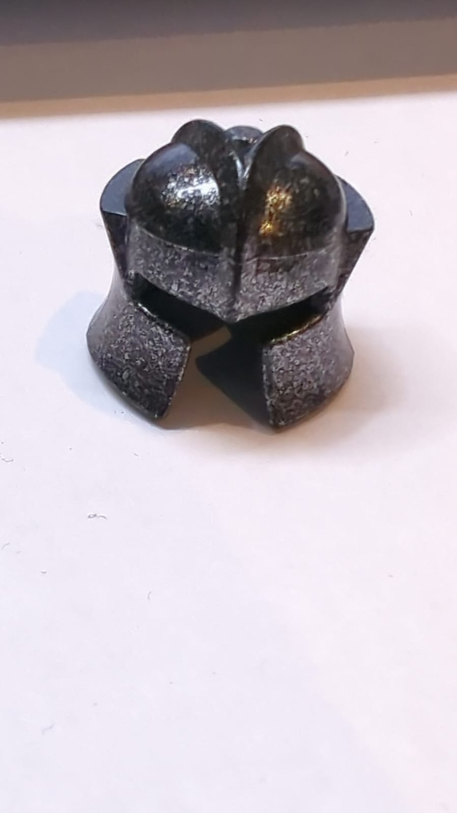 Kopfbedeckung Helm,  mit Wangenprotektor schräg gesprenkelt schwarz-silber
