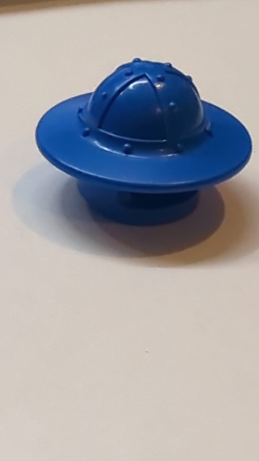 Kopfbedeckung Helm Schloss mit Kinnschutz und breiter Krempe blau