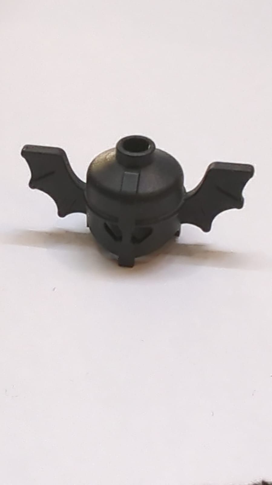 Kopfbedeckung Helm mit Fledermausflügeln schwarz