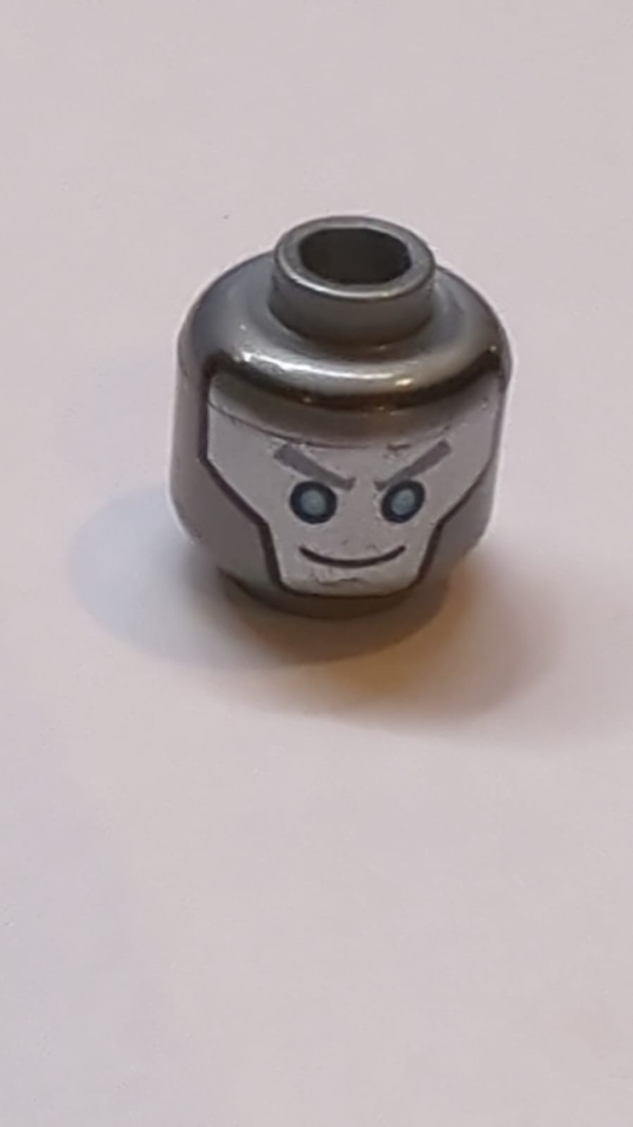 Kopf eines doppelseitigen Alien-Roboters mit silbernem Gesicht, mittleren azurblauen Augen / mittlerer azurblauer Visier mit Headset- und Augenstückmuster