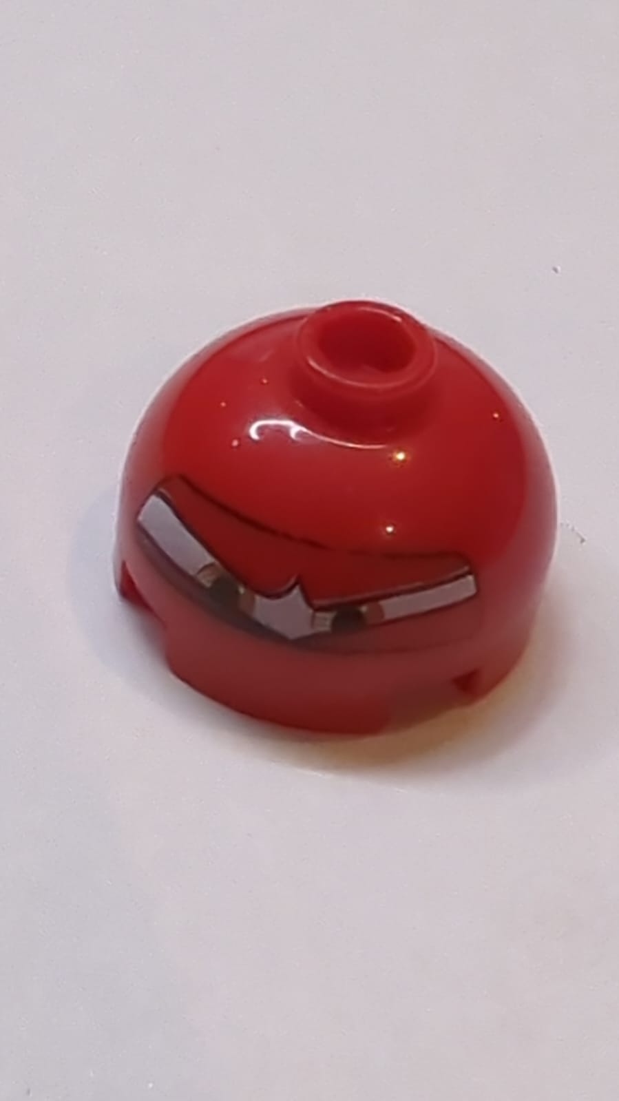 Ziegel, Runde 2 x 2 Kuppel oben mit zusammengekniffenen Augen und F1-Helm-Muster (Francesco)