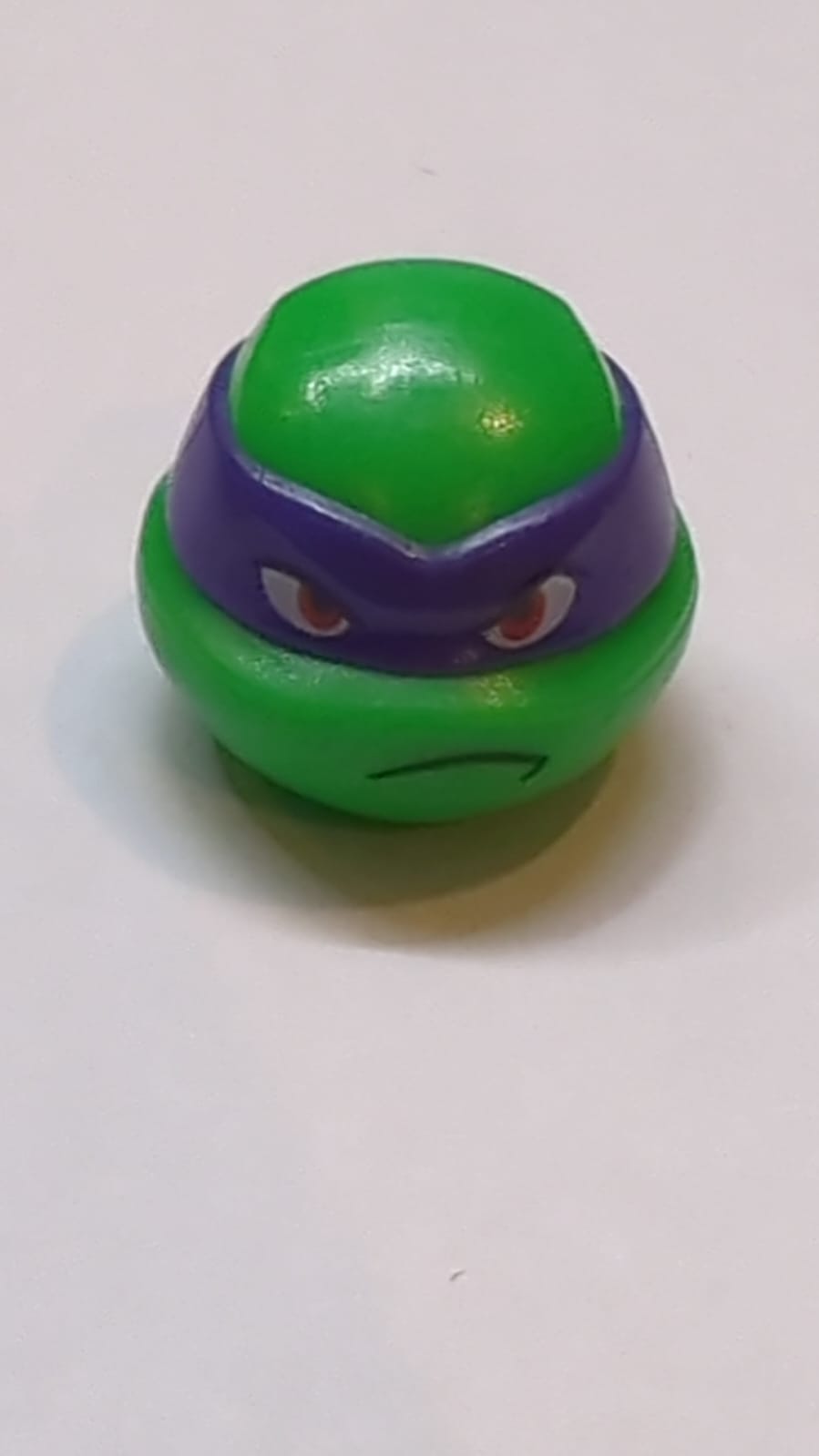 Kopf, modifizierte Ninja Turtle mit dunkelvioletter Maske und mürrischem Gesichtsausdruck (Donatello)