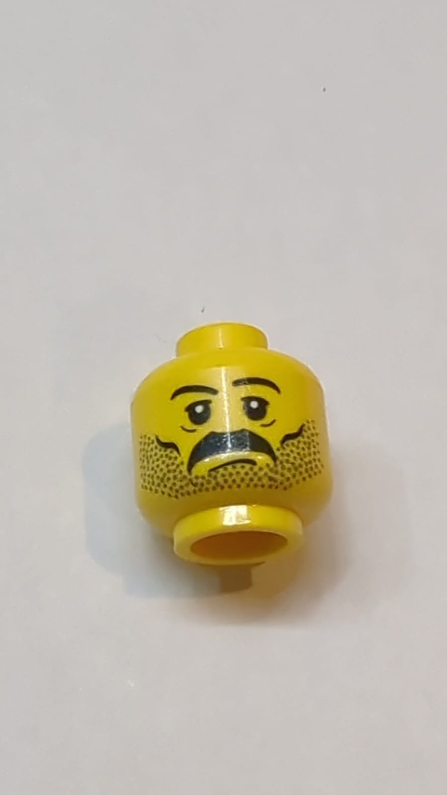 Kopf: Schnurrbart- und Stoppelmuster, weiße Pupillen, Augenbrauen