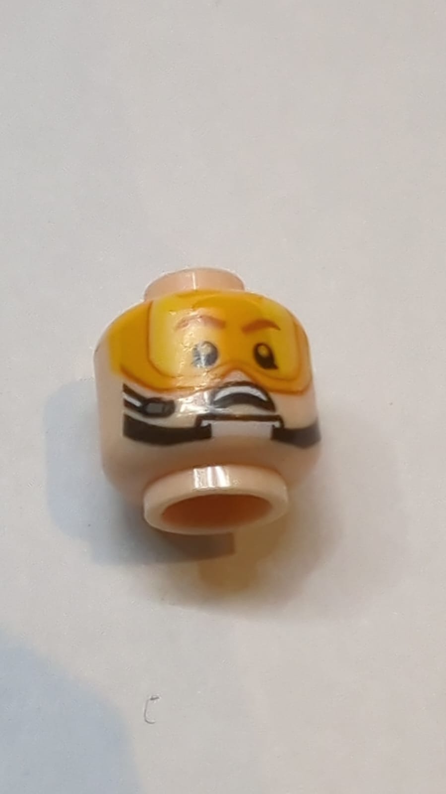 Kopf mit doppelseitigem orangefarbenem Visier, braunen Augenbrauen, Kinnriemen, Headset, Lächeln / verängstigtes Muster