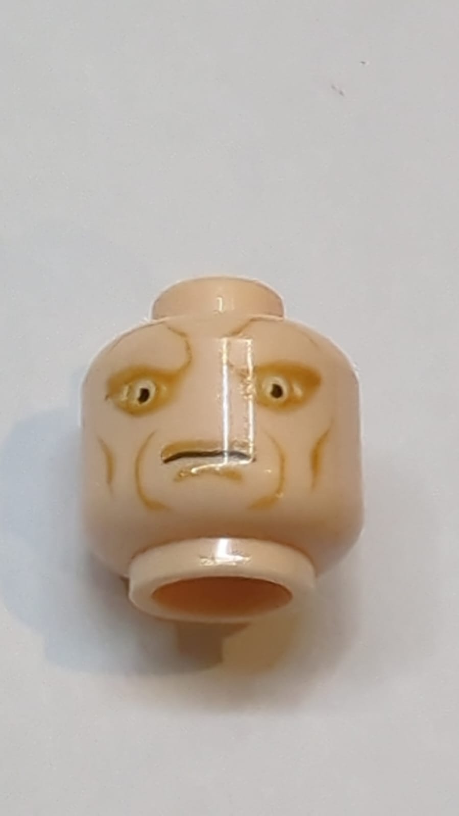 Kopf-Außerirdischer SW Iktotchi mit großen sandgrünen Augen, mittlerem Nougat-Lidschatten, Wangenlinien, Kieferlinien, Grübchen an oberer Lippe und Kinn, strenges Muster