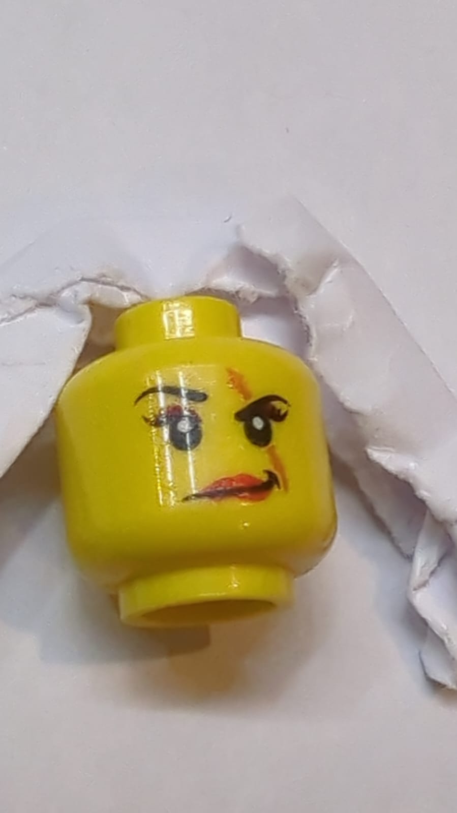 Kopf Doppelseitige weibliche Narbe über dem linken Auge, hochgezogene Augenbraue / Stirnrunzeln Muster (Ann Lee)