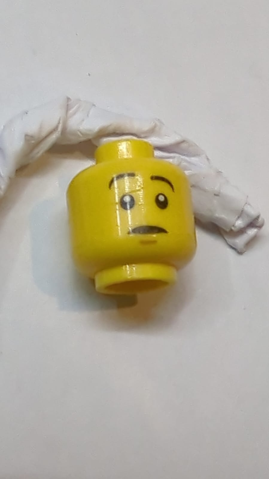 Kopfdoppelseitige schwarze Augenbrauen, mittleres Nougat-Kinn-Grübchen, untere Augenlider und schiefe geöffnete Mundverzerrung mit Zähnen / überraschter Ausdruck