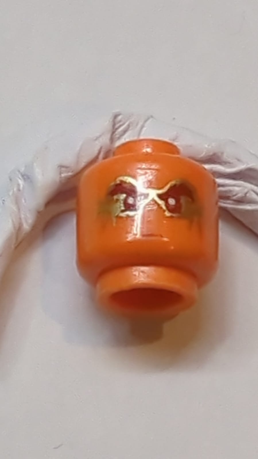 Kopf dunkelorange Augenbrauen, Mund und Augen mit goldenem Bruchmuster (Cole)