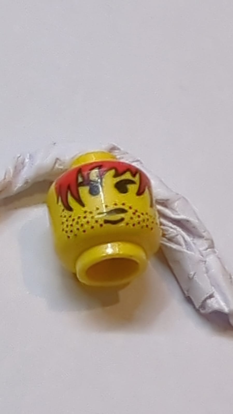 Kopf Rote Augenbrauen und Haare mit schwarzer Umrandung, Stoppeln, Kinngrübchen, Stirnrunzelmuster