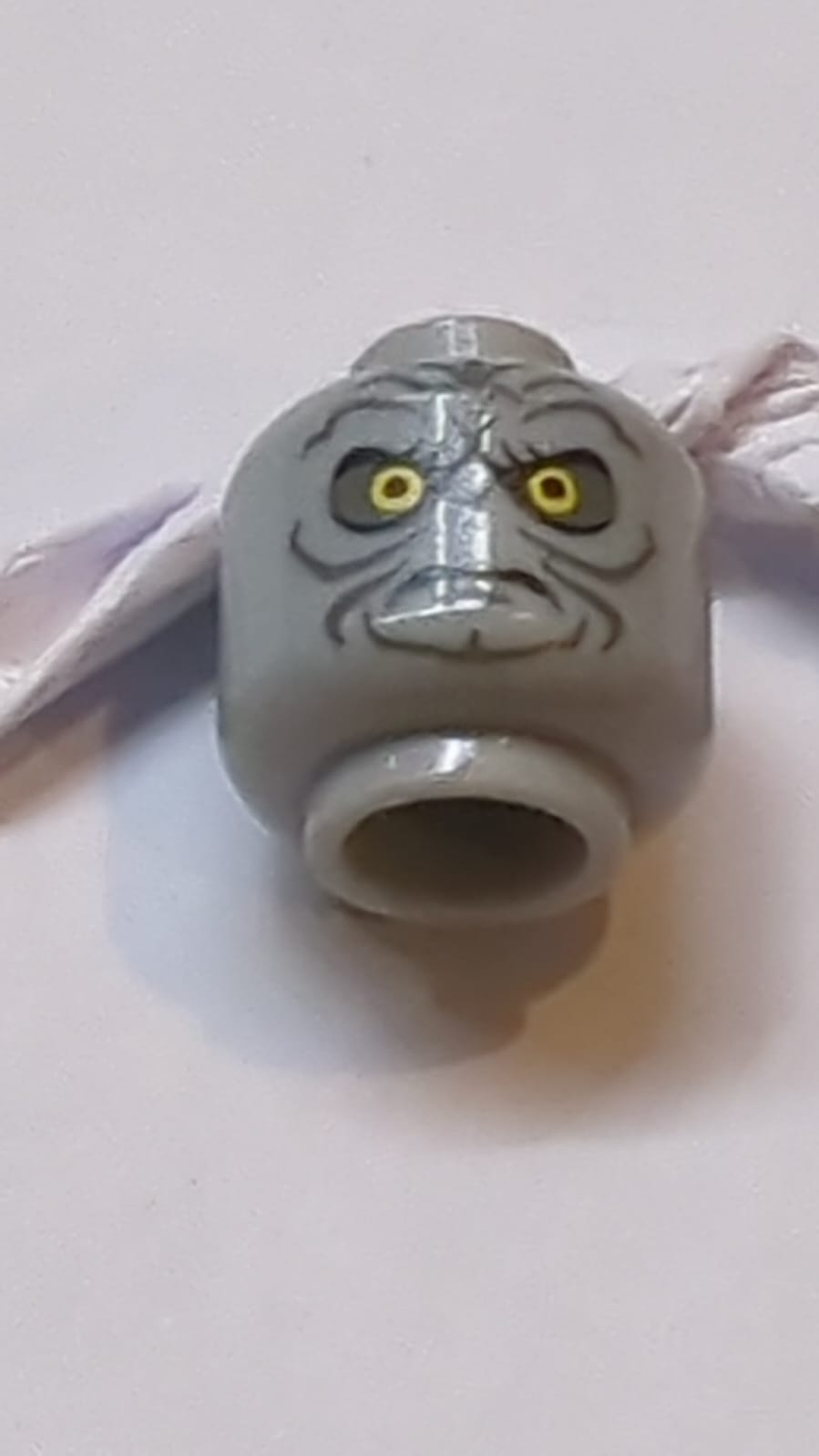 Kopf Gelbe Augen, dunkel bläulich grauer Lidschatten, Kieferlinien, Grübchen am Kinn und Falten, gerunzelte Stirn, strenges Muster