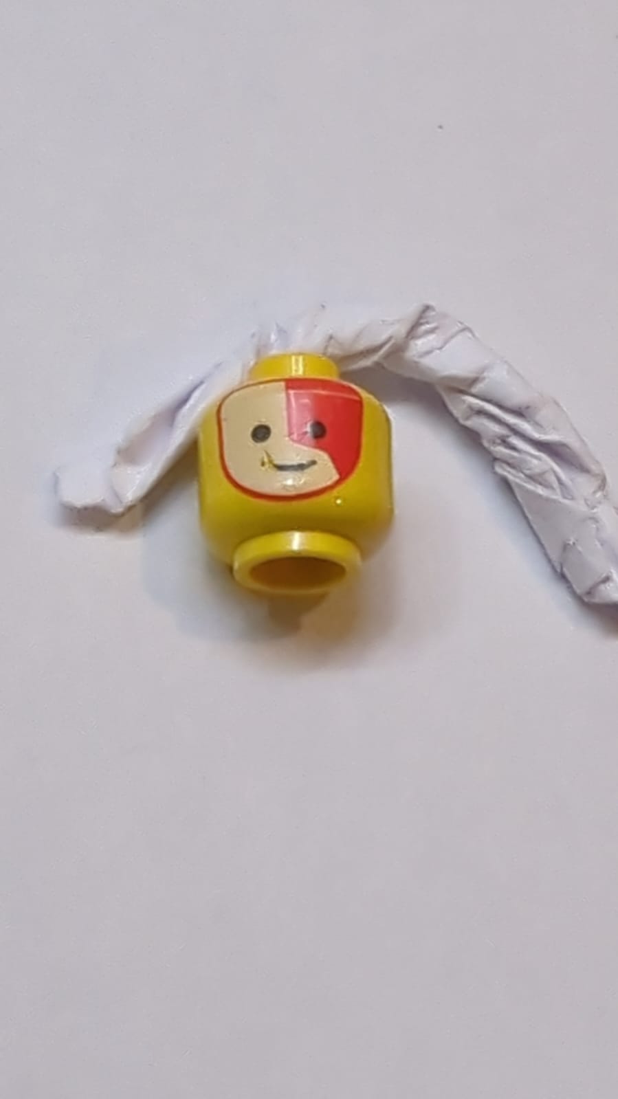 Kopf Gesichtsbemalung eines Inselbewohners mit rotem und weißem Kriegsgesichtsmuster