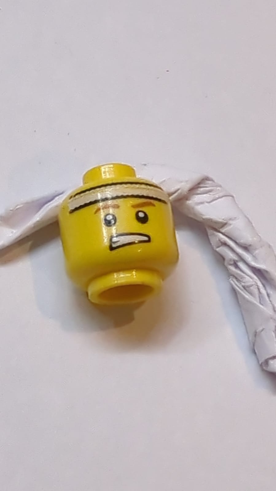 Kopf Männliches Stirnband Weiß, Braune Augenbrauen, Zusammengebissenes Zähne-Muster