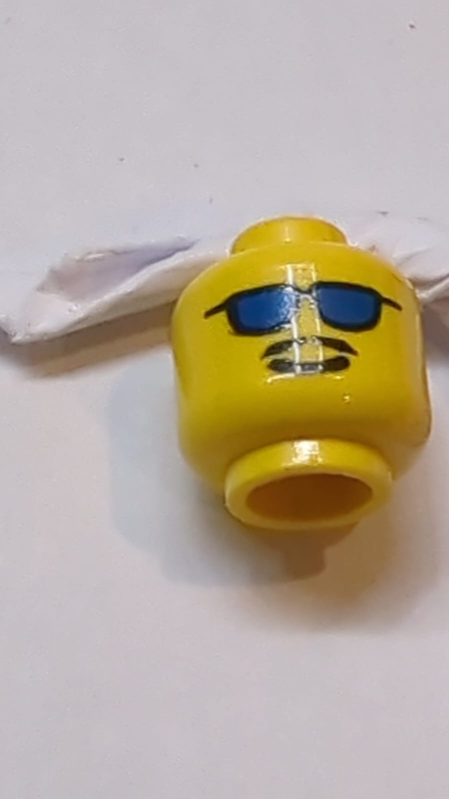 Kopf Brille mit blauem Sonnenbrillen- und Schnurrbartmuster