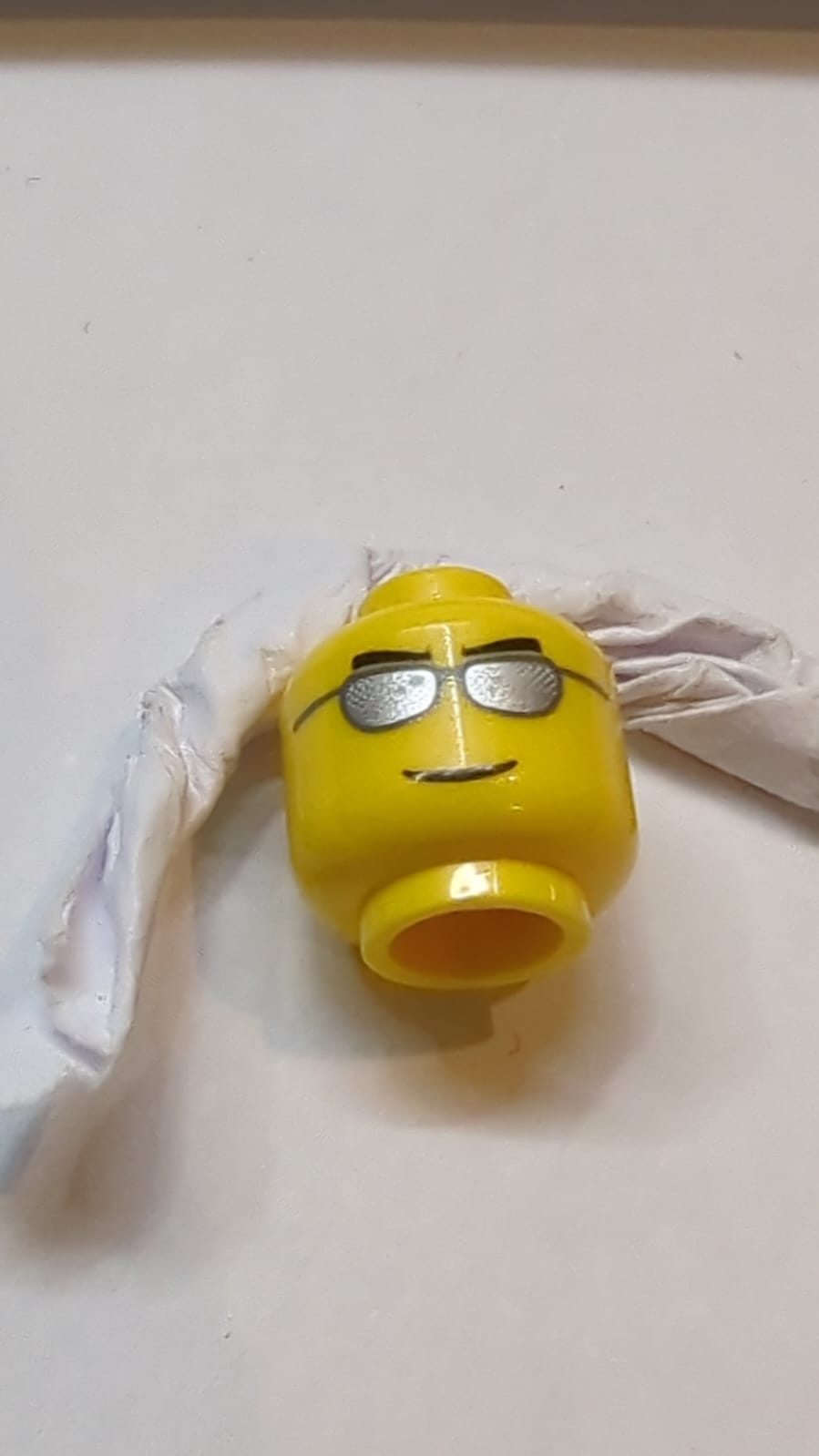 Kopf Brille mit schwarzen geraden Augenbrauen, dunkelblau-graue Sonnenbrille mit silbernen Gläsern, Grinsen-Muster