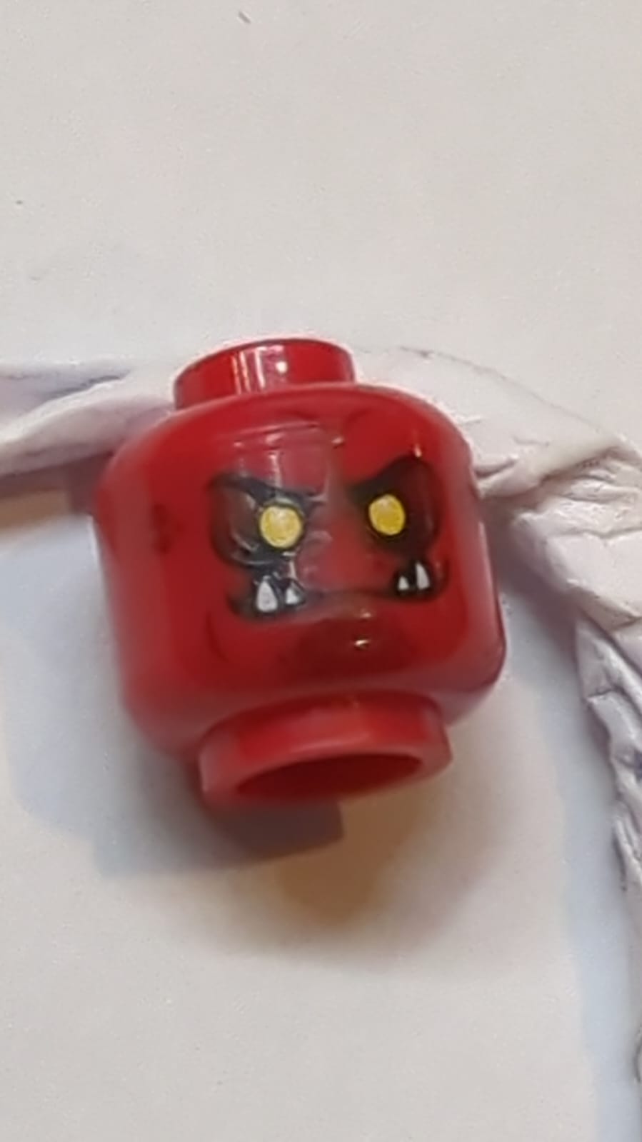 Kopf Doppelseitige Alien-Schwarze Augenbrauen, Gelbe Augen, Dunkelrote Flecken, 4 Reißzähne, Grinsen / Zorniger Stirnrunzeln-Muster