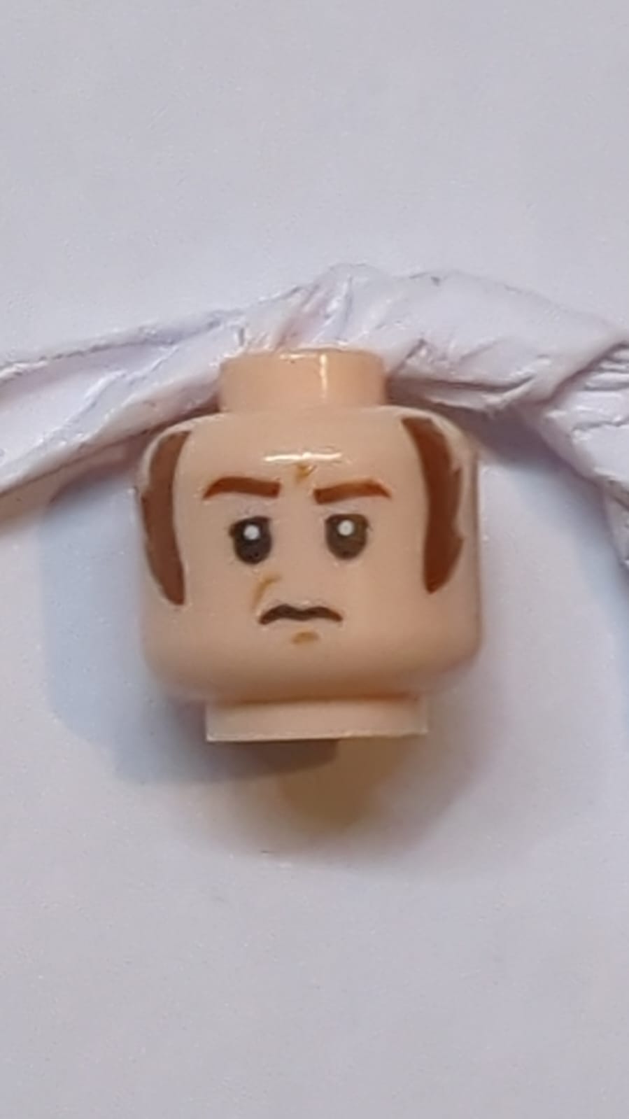 Kopf Männliche braune Augenbrauen und lange Koteletten, Stirnrunzeln und zusammengezogene Augenbrauenmuster (SW Imperialer Offizier)