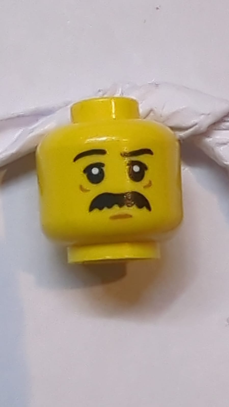 Kopf Schwarze Augenbrauen, weiße Pupillen, Muster eines schwarzen buschigen Schnurrbarts