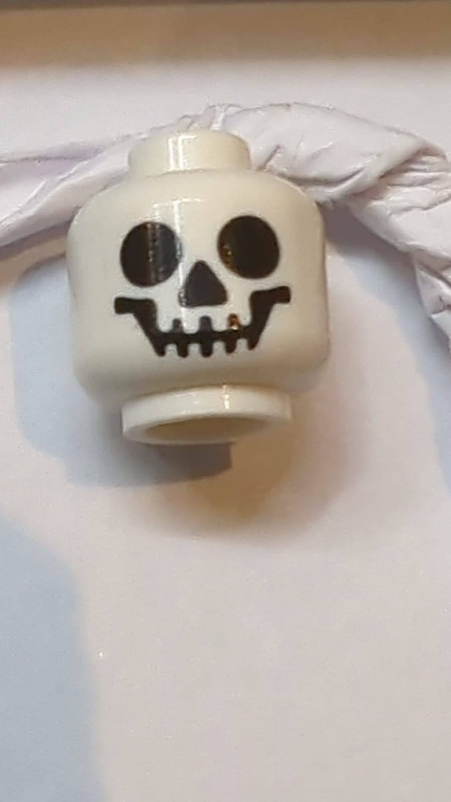 Kopf mit schwarzem Totenkopf-Muster