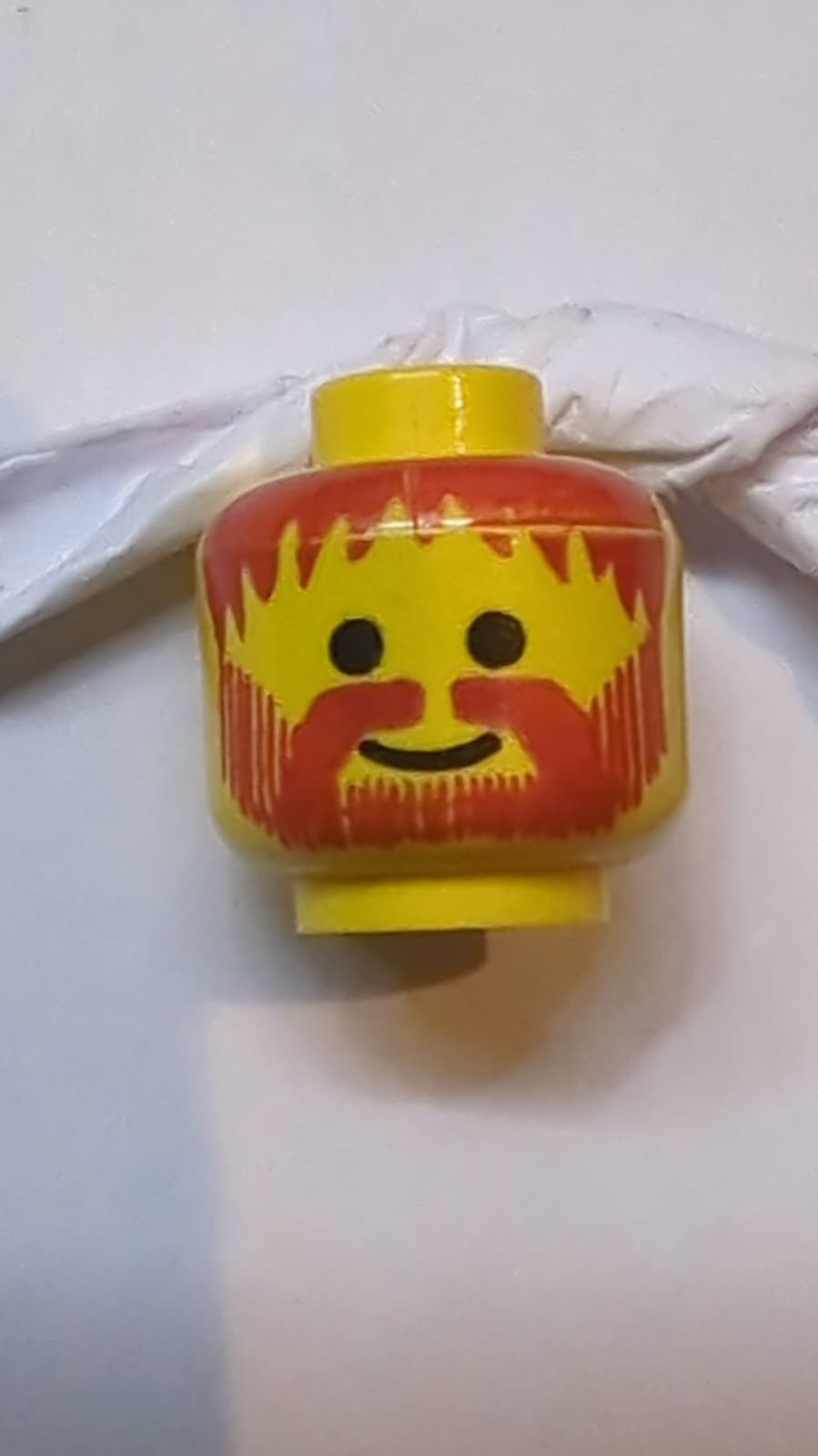 Kopf Standard-Grinsen mit dunkelrotem unordentlichem Haar, Schnurrbart und vertikalem Bartmuster