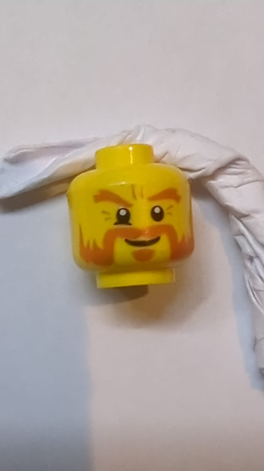 Kopf Dunkelorange buschige Augenbrauen, Schnurrbart, Koteletten, Backenbart und Seelenfleck, zusammengezogene Stirn, schelmisches Grinsen-Muster