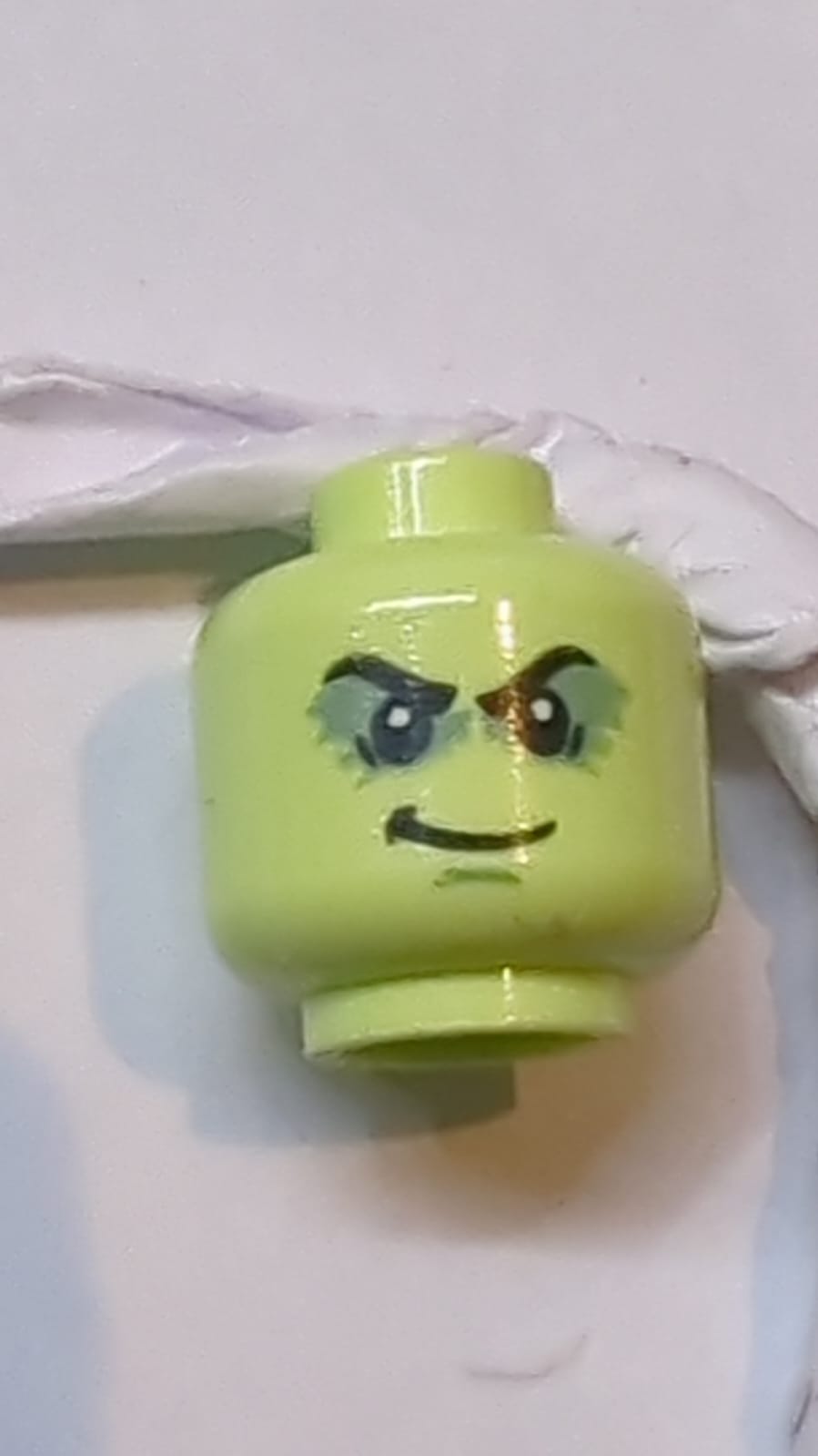 Kopf Männliche schwarze buschige Augenbrauen, schattierte Augenlider, weiße Pupillen, verschmitztes Lächeln-Muster