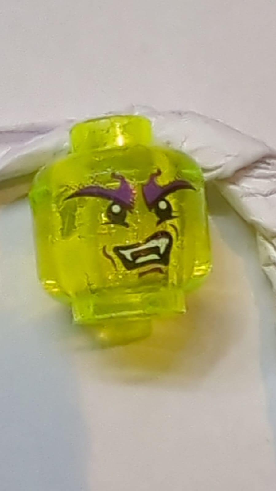 Kopf Außerirdischer Geist mit großen dunkelvioletten und schwarzen Augenbrauen, weißen Fangzähnen und schiefem Stirnmuster