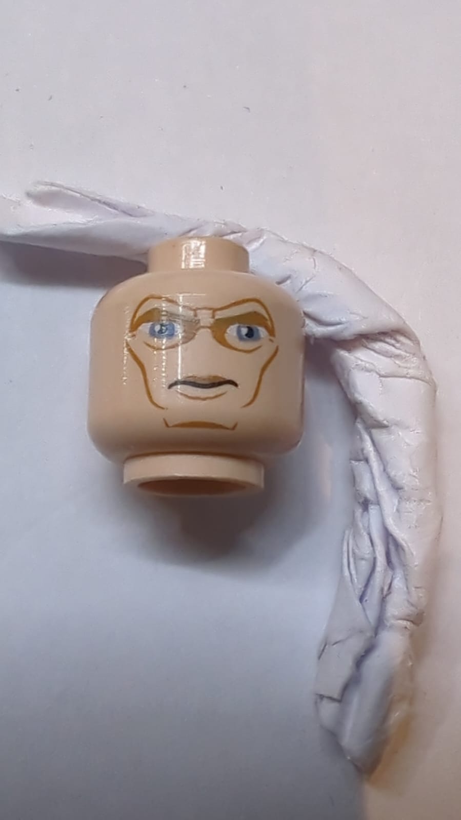 Kopf Dunkelbraune Augenbrauen, große sandblau Augen, mittlerer Nougat-Lidschatten, obere Lippen-, Wangenlinien und Kinngrübchen, finsterer Gesichtsausdruck