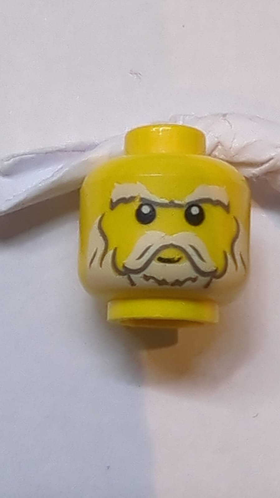 Kopf Weißlich und dunkelbläulich graue buschige Augenbrauen, voller Bart und Schnurrbart, kleines Grinsen-Muster