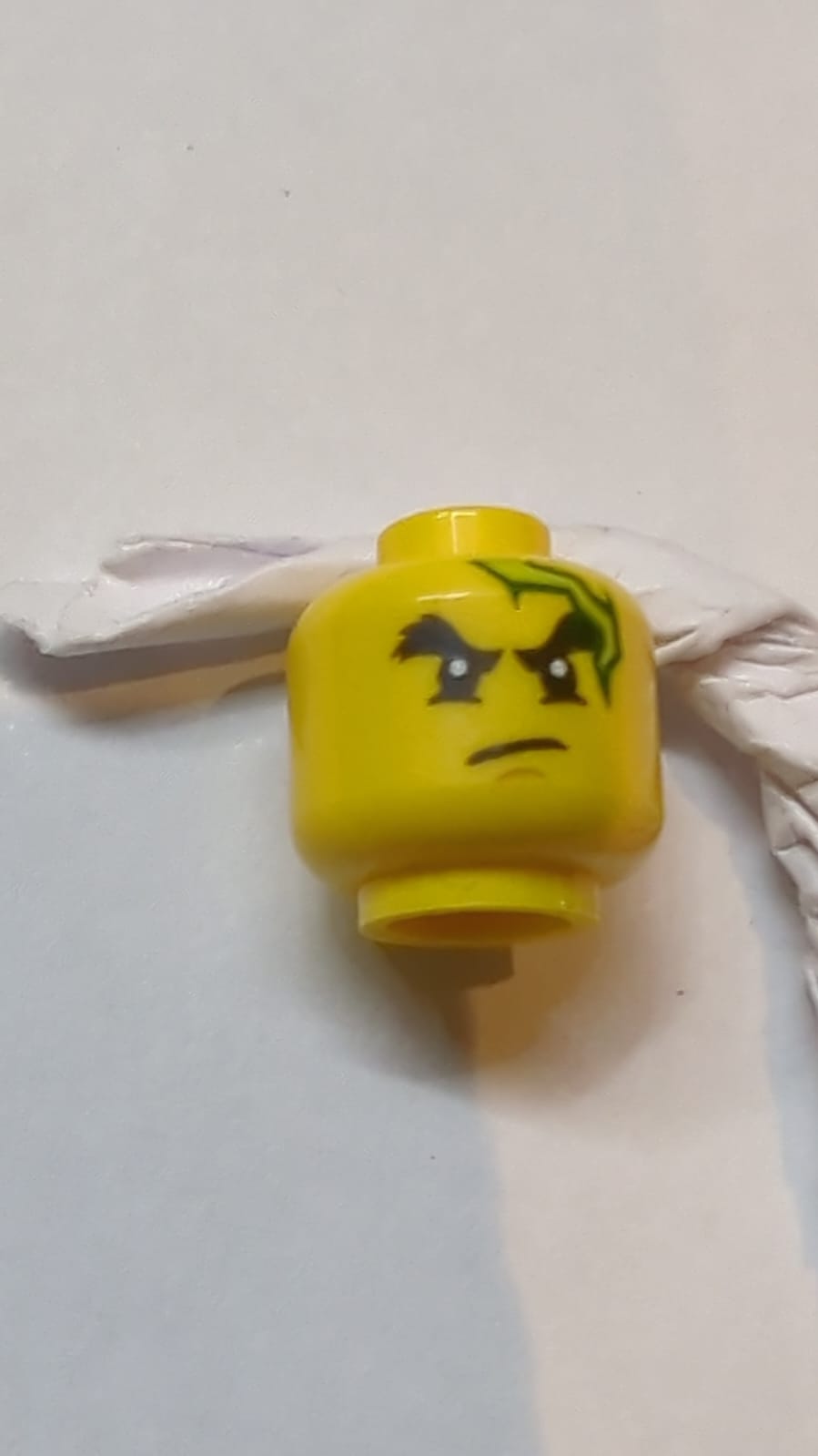 Kopf Doppelseitige schwarze buschige Augenbrauen, Kinngrübchen, Blitz, finsterer Blick / offener Mund mit Zahn-Muster