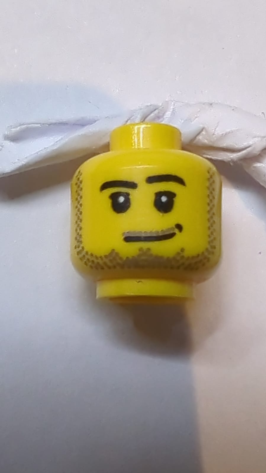 Kopf Männliches Grinsen, Schwarzes Grübchen, Pupillen, Stoppelbart, Schnurrbart und Kotelettenmuster