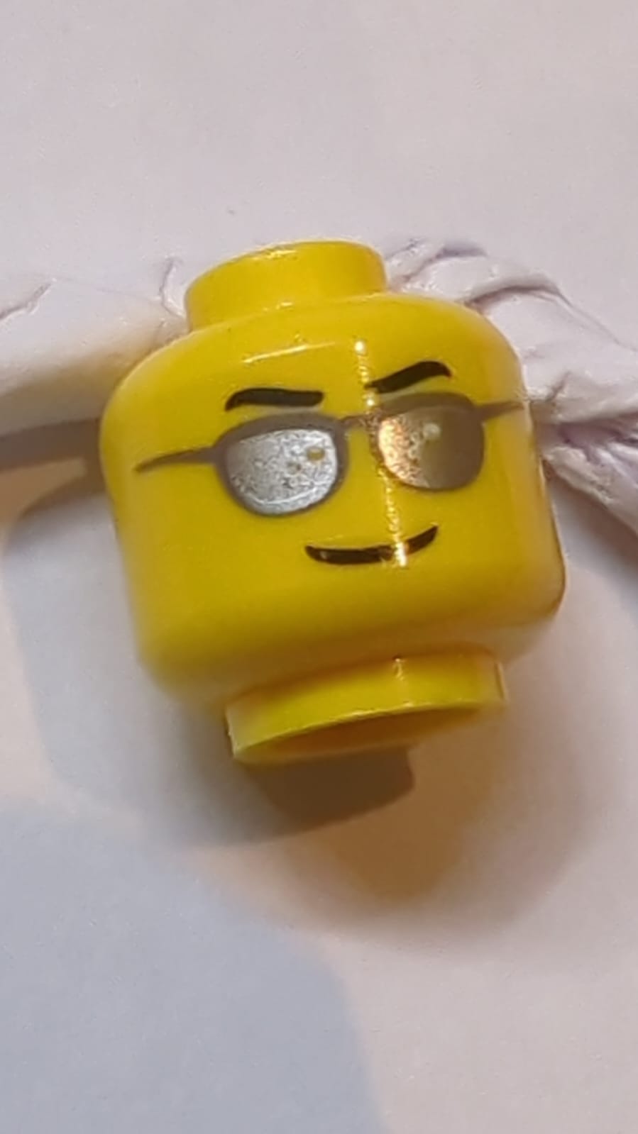 Kopf Brille mit schwarzen welligen Augenbrauen, dunkelblau-graue Sonnenbrille mit silbernen Gläsern, Grinsen-Muster