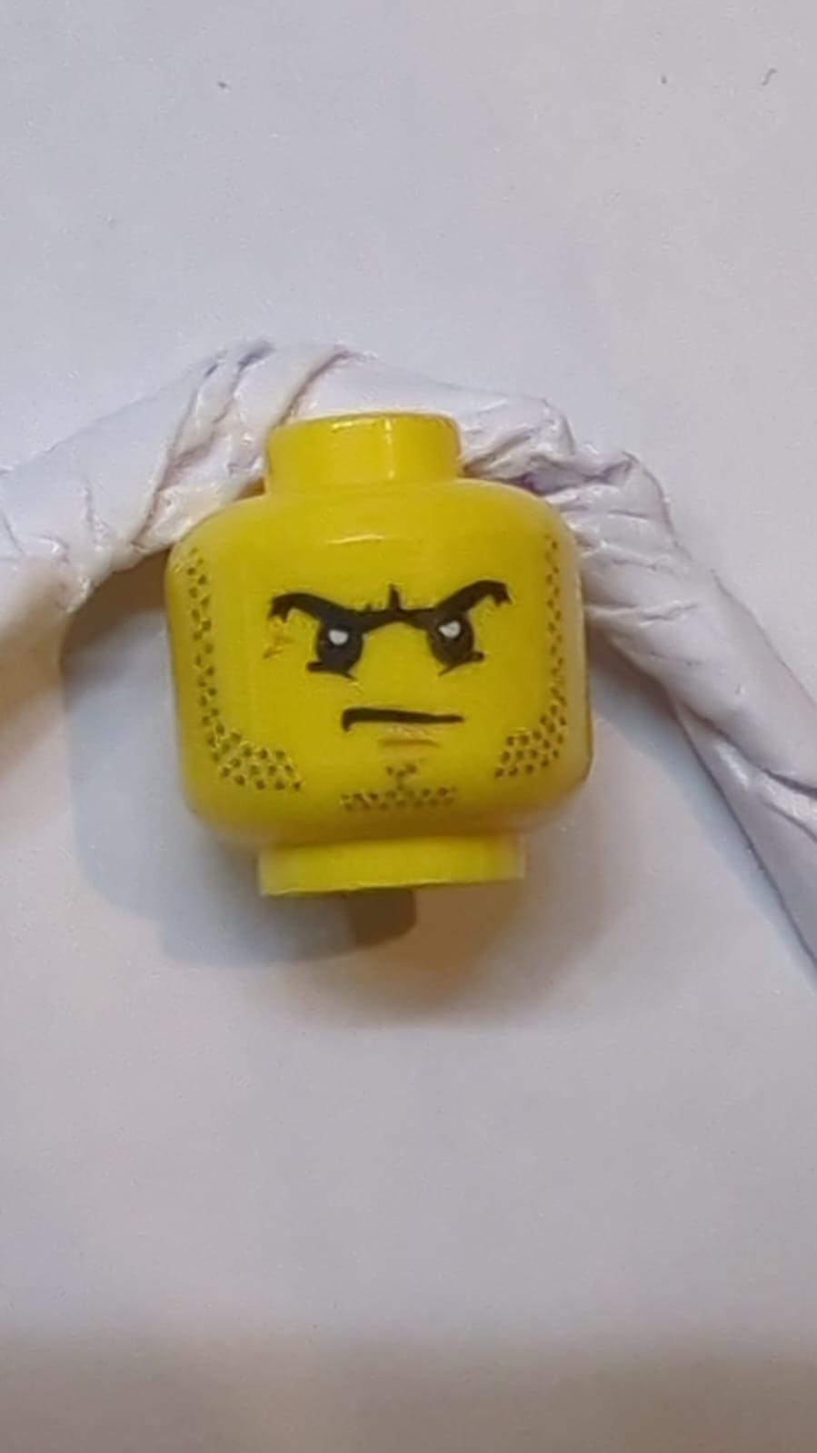 Kopf Bartstoppeln, schwarze wütende Augenbrauen und Stirnrunzeln, Muster mit weißen Pupillen