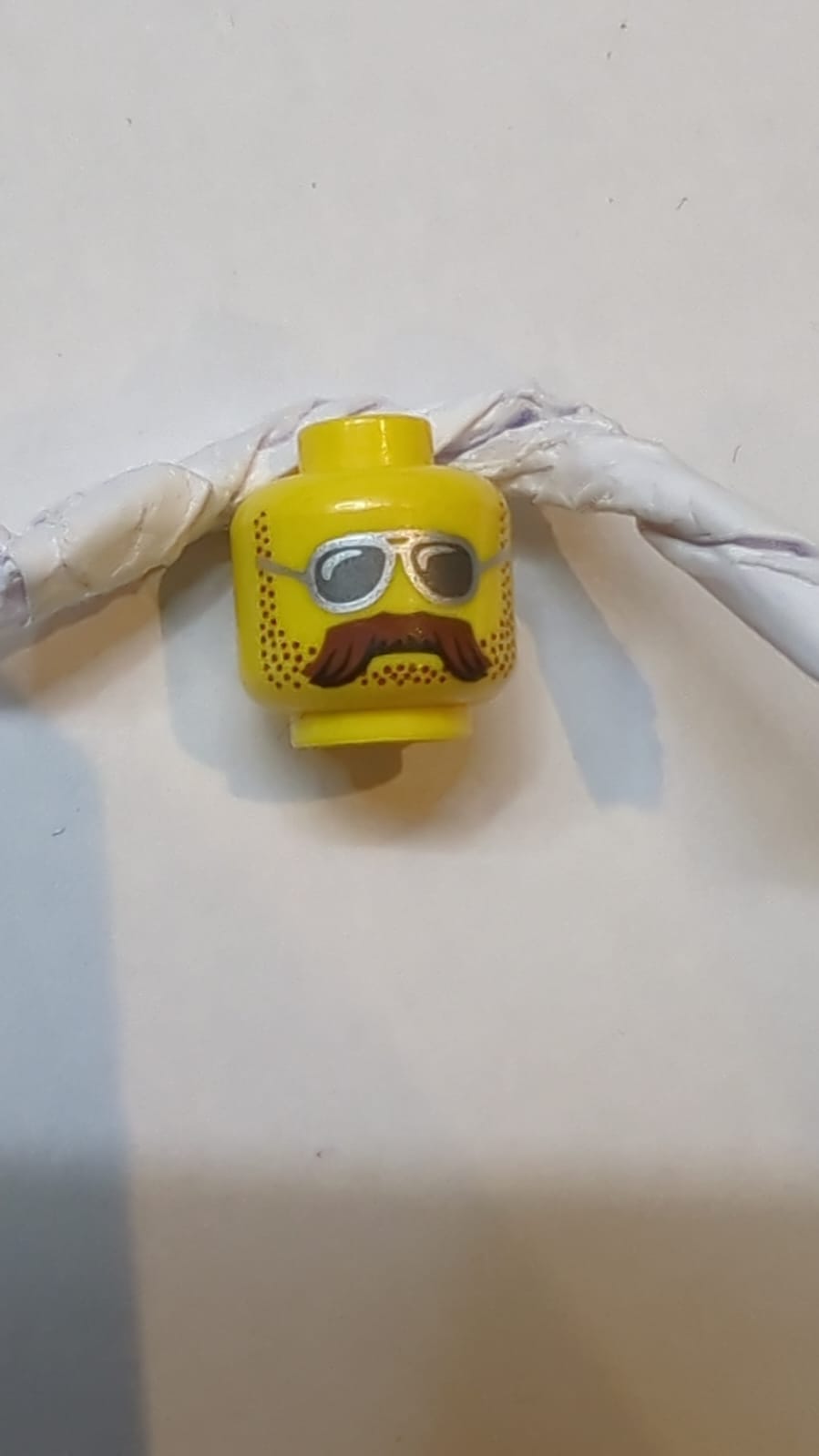 Kopf Brille mit silberner Sonnenbrille, buschiger brauner Schnurrbart und Stoppelmuster